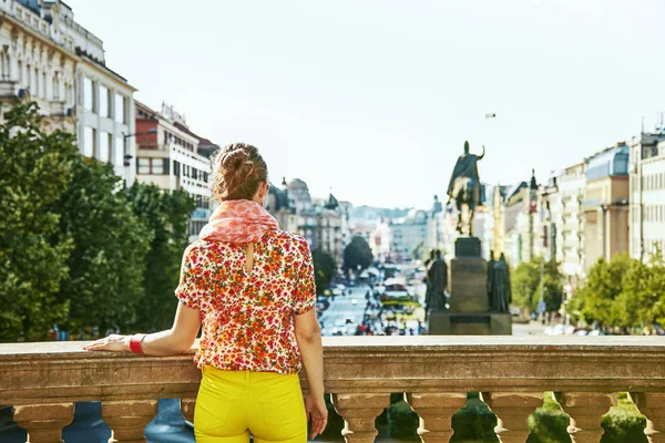 Жінка на Vaclavske namesti дивлячись Прага, Чеська Республіка — стокове фото