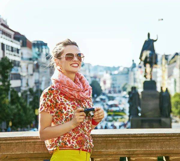 Vrouw op Vaclavske namesti in Praag met digitale camera — Stockfoto