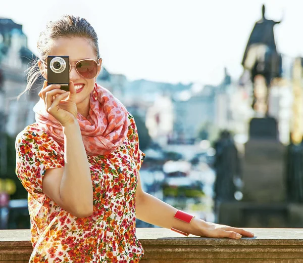 Turist kvinna med digitalkamera tar foto i Prag — Stockfoto