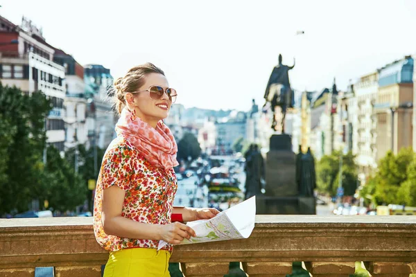 Женщина на Vaclavske namesti в Праге осмотр достопримечательностей Чехии — стоковое фото
