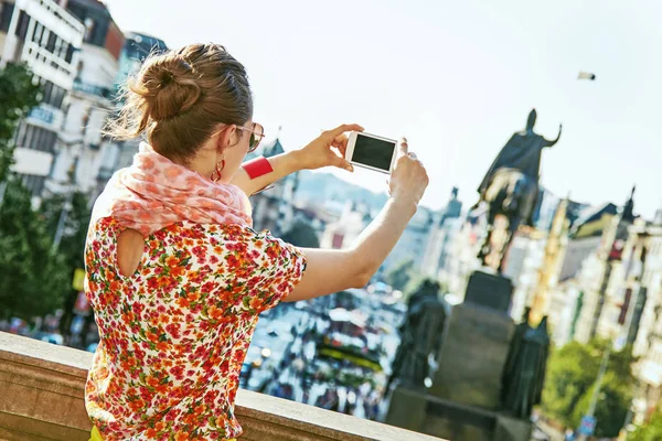 Kvinna i Prag Tjeckien att ta foto med mobiltelefon — Stockfoto