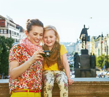 Anne ve kızı kamerada fotoğraf görüntüleme Prag