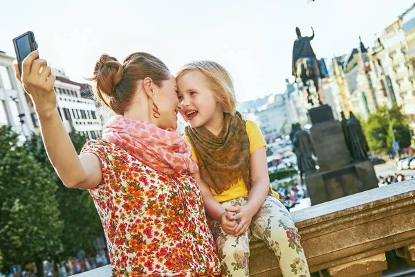Mother and child tourists with camera taking selfie in Prague — Stock Photo, Image