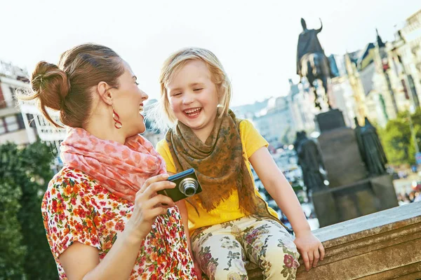 母亲和女儿在布拉格在相机上查看照片 — 图库照片