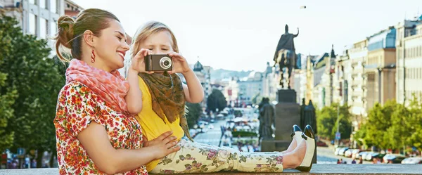 Mãe e filha turistas com câmera fotográfica em Praga — Fotografia de Stock