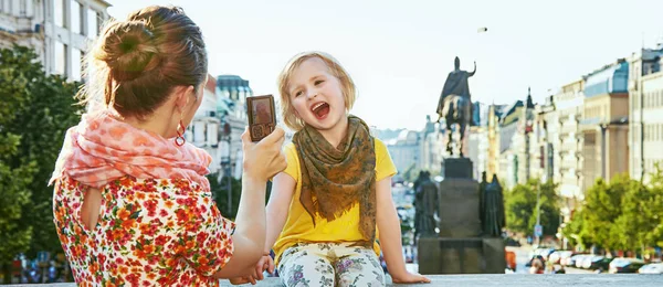 Mother and daughter tourists with camera taking photo, Prague — Stock Photo, Image