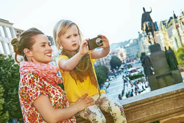 Moeder en dochter reizigers met camera nemen foto, Praag — Stockfoto