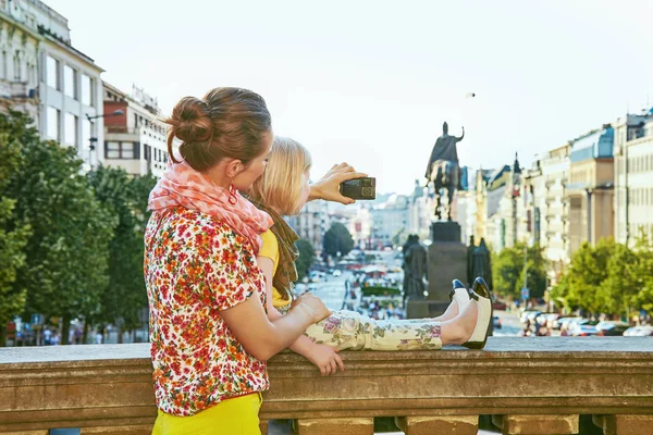 Madre e hijo turistas con cámara tomando fotos en Praga —  Fotos de Stock