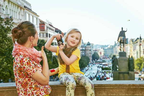 Moeder en kind reizigers met digitale camera nemen foto — Stockfoto