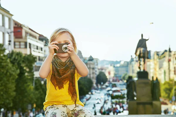 Modernes Kind mit Digitalkamera beim Fotografieren in Prag — Stockfoto