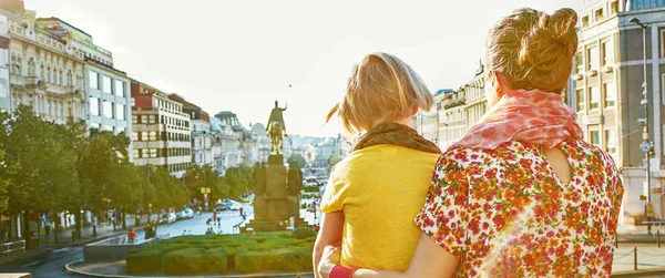 Madre e hija turistas explorando atracciones en Praga —  Fotos de Stock