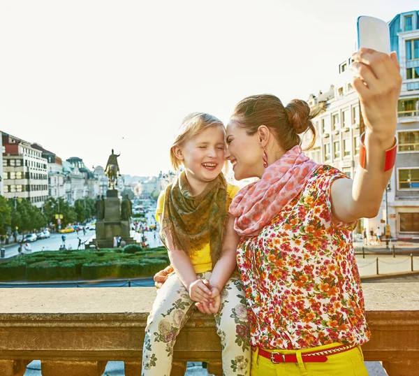 Mor och barn turister i Prag tar selfie med telefon — Stockfoto