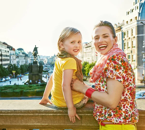 Moeder en dochter toeristen op Vaclavske namesti in Praag — Stockfoto