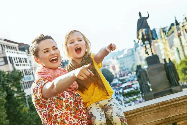 Madre e bambini viaggiatori a Praga puntando su qualcosa — Foto Stock