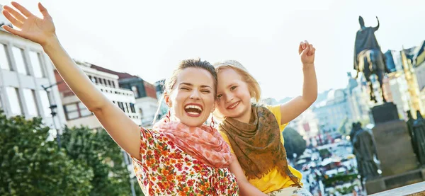 Счастливая мать и дочь путешественников в Праге, радуясь — стоковое фото