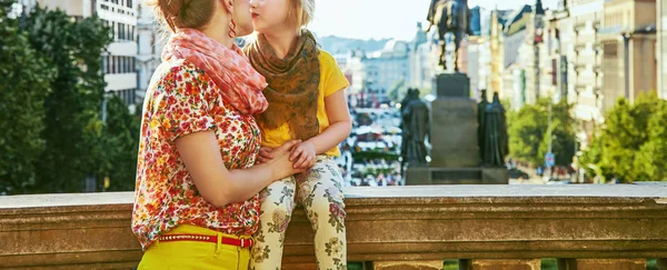 Smiling mother and daughter tourists in Prague kissing — Stock Photo, Image