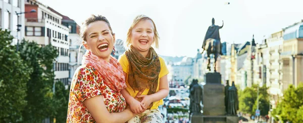 Gelukkig moeder en dochter toeristen in Praag, Tsjechië — Stockfoto