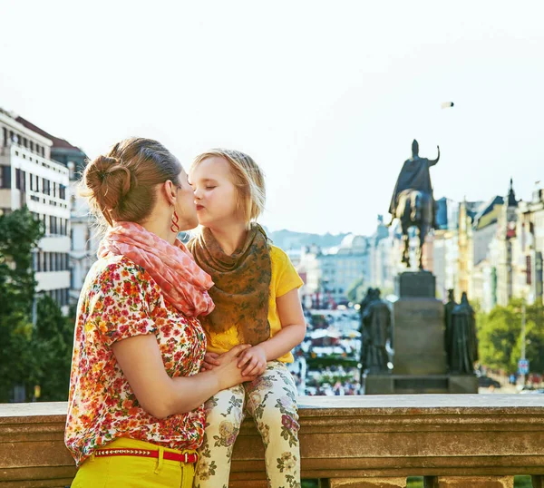 Lachende moeder en dochter toeristen in Praag kussen — Stockfoto