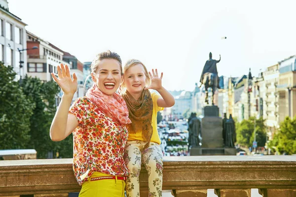 幸福的母亲和女儿游客 handwaving 在布拉格 — 图库照片