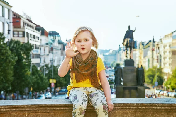 Enfant sur Vaclavske namesti à Prague République tchèque agitant les mains — Photo