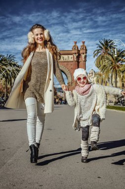 Anne ve kızı Barcelona yürüme Arc de Triomf yakın: