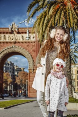 mutlu anne ve kızı yakınındaki Arc de Triomf Barcelona, İspanya