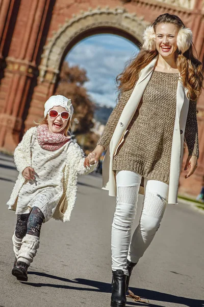 Matka a dcera v blízkosti Arc de Triomf v Barceloně chůzi — Stock fotografie