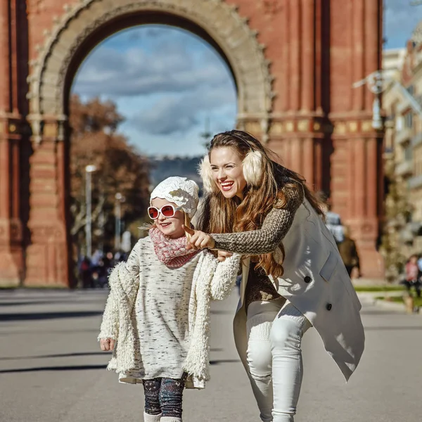 Mother pointing on something to child near Arc de Triomf — Stock Photo, Image
