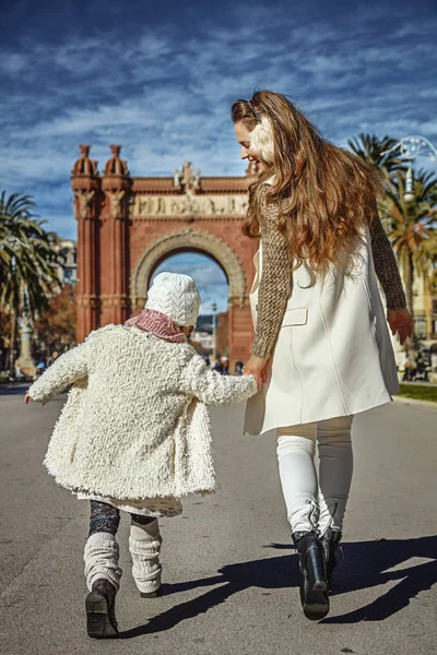 Moderna madre e figlia a Barcellona, Spagna a piedi — Foto Stock