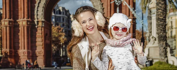 Anne ve çocuk Arc de Triomf Barcelona handwaving yakın: — Stok fotoğraf