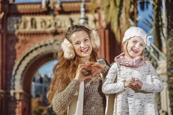 Matka a dítě v Barceloně srdíčku tvarované ruce — Stock fotografie