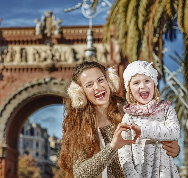 Mother and child in Barcelona showing heart shaped hands — Stock Photo, Image