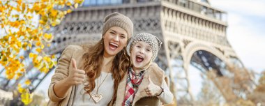 Anne ve çocuk gezginler başparmak gösterilmesini Paris, Fransa