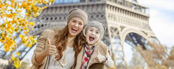 Anne ve çocuk gezginler başparmak gösterilmesini Paris, Fransa — Stok fotoğraf