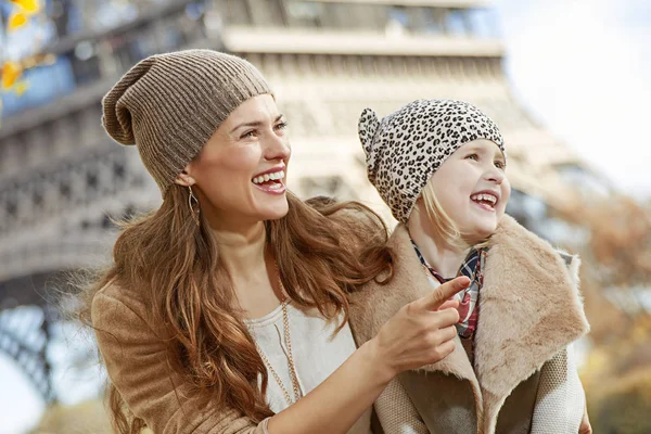 Mother and daughter tourists in Paris pointing on something — Stock Photo, Image