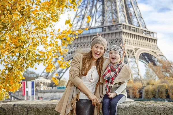 Anne ve çocuk gezginler eğleniyor Paris, Fransa'da zaman — Stok fotoğraf