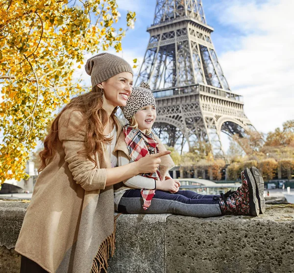 Mor och barn resenärer i Paris pekar på något — Stockfoto