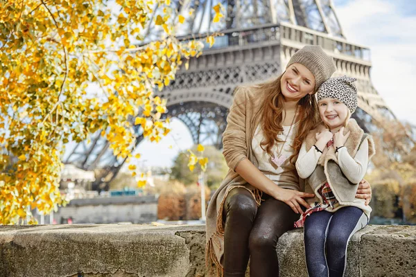 Matka i dziecko turystów siedzących na parapet w Paryżu — Zdjęcie stockowe