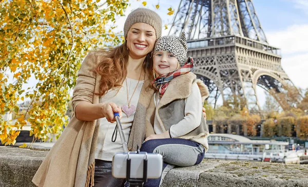 Mother and child travellers taking selfie on embankment in Paris — Stock Photo, Image