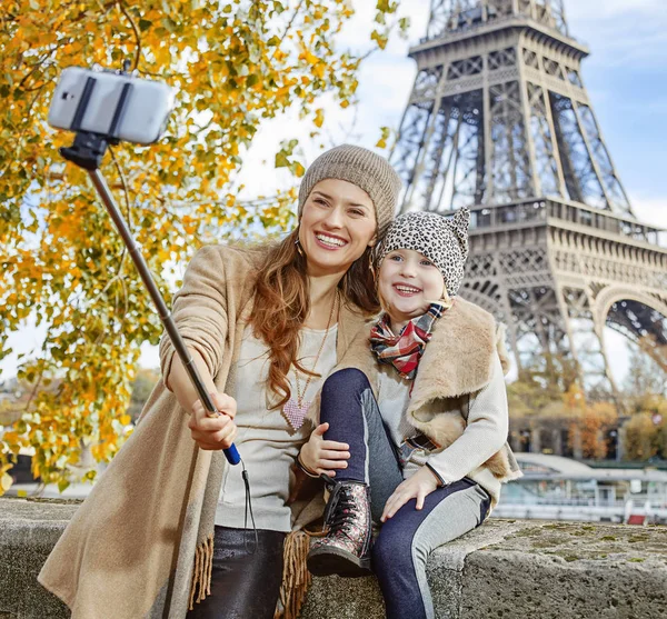 Mother and child tourists taking selfie on embankment In Paris — Stock Photo, Image