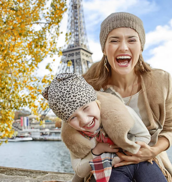 Μητέρα και παιδί τουρίστες σε ανάχωμα στο Παρίσι έχοντας διασκέδαση ώρα — Φωτογραφία Αρχείου