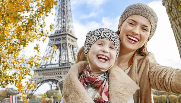 Mère et enfant en selfie assis sur un parapet à Paris — Photo