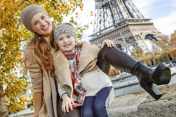 파리에서 난에 앉아 어머니와 딸 여행자 — 스톡 사진