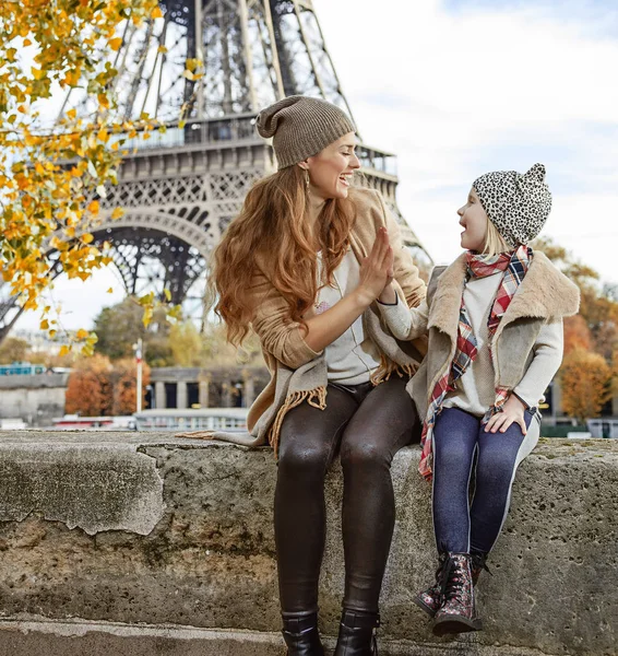 Moeder en kind reizigers spelen aan kade in Parijs — Stockfoto