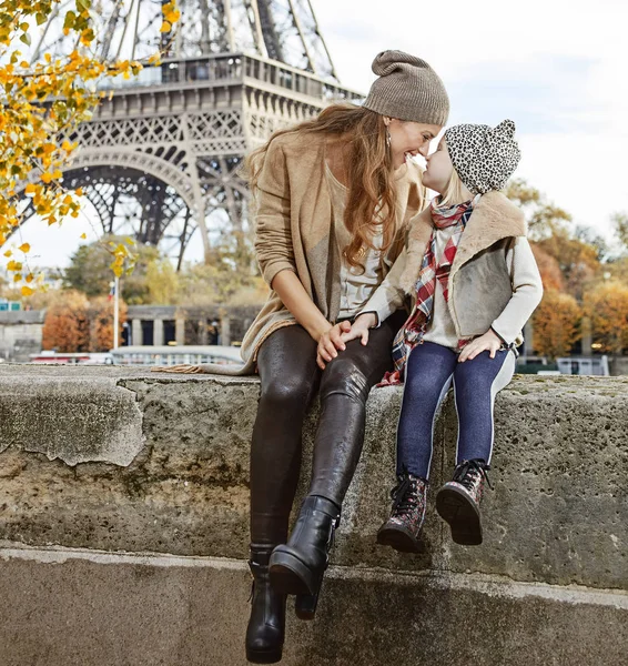 母亲和女儿的旅客坐在巴黎的护墙上 — 图库照片
