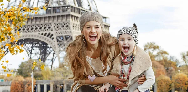 Mãe e criança turistas se divertindo no dique em Paris — Fotografia de Stock