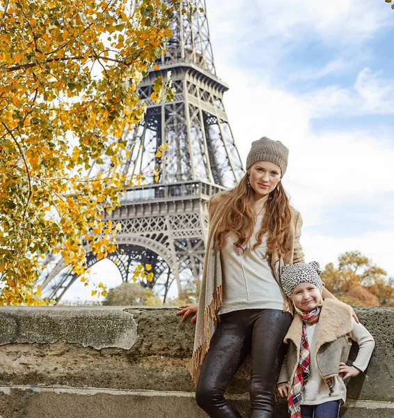Mother and child travellers on embankment near Eiffel tower — Stock Photo, Image