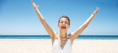 Mayo kumsalda güneşli gün sevinçli, mutlu kadın