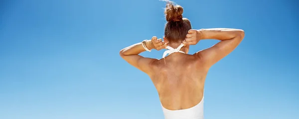 Gezien achter vrouw koppelverkoop wit badpak aan zandstrand — Stockfoto