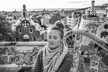 bankta oturan rahat kadın Guell Park Barcelona, İspanya
